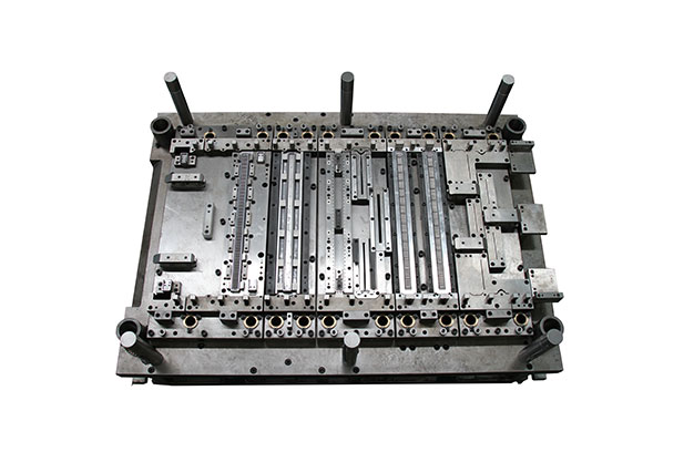 汽車(chē)?yán)鋮s系統(tǒng)匯集管級(jí)進(jìn)模下模